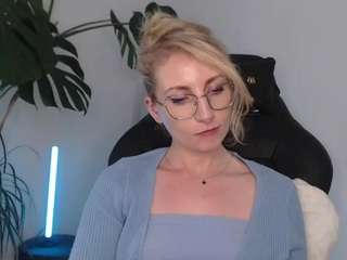 Hot cinderellamoon on Camsoda Live Now!
