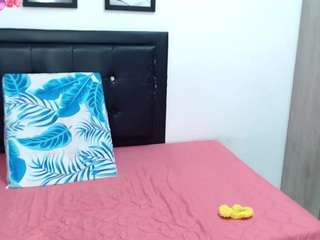 Spicy kellyjoness on Camsoda Live Now!